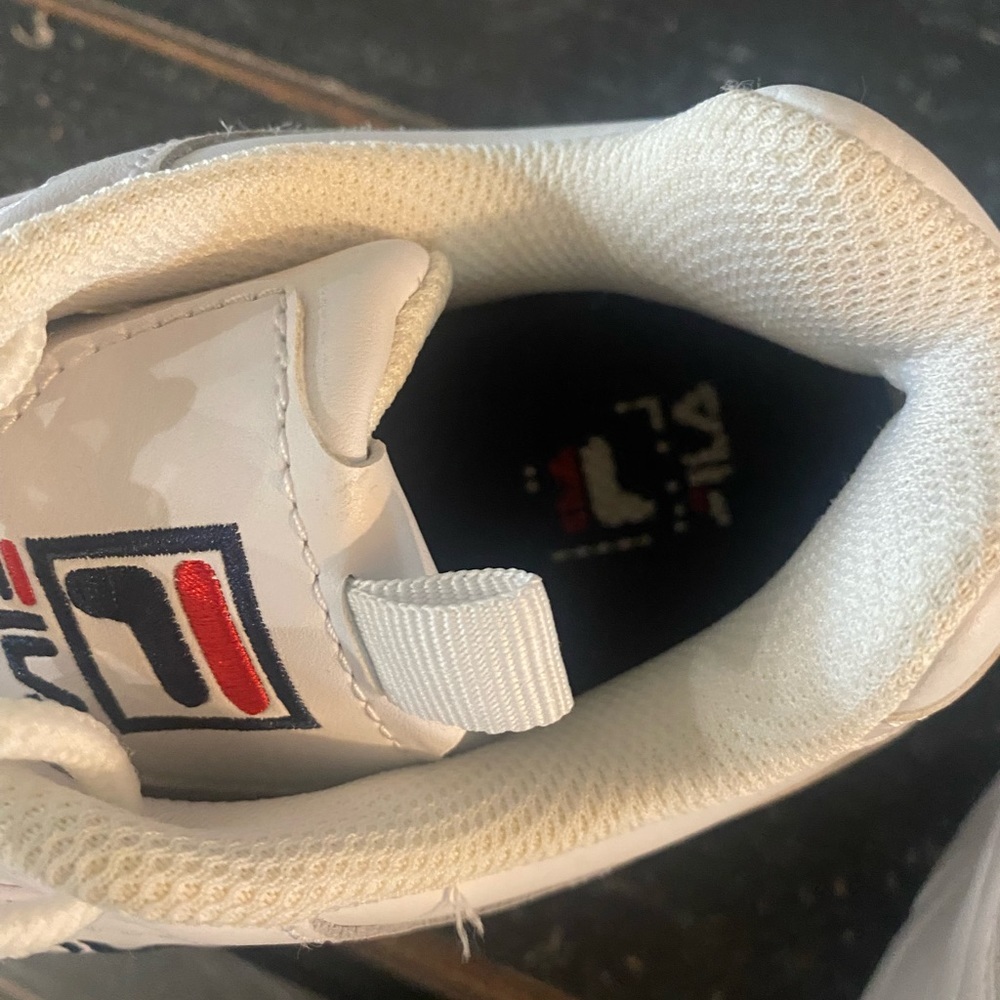 🇺🇸FILA sneakers- unisex but womens sizing! ✨EUC✨used for an outdoor photo … - Picture 6 of 12